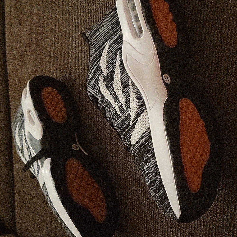Mishansha athletic shoes, black and white